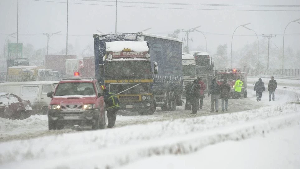 Έκλεισε η Αθηνών – Λαμίας λόγω του χιονιά – Δεν κινείται τίποτα από Κηφισιά μέχρι Θήβα